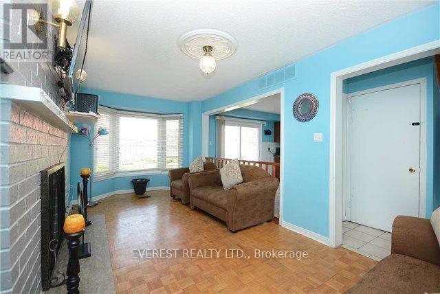 31 Merganser Crescent, Brampton, Ontario  L6W 4G2 - Photo 5 - W12660612