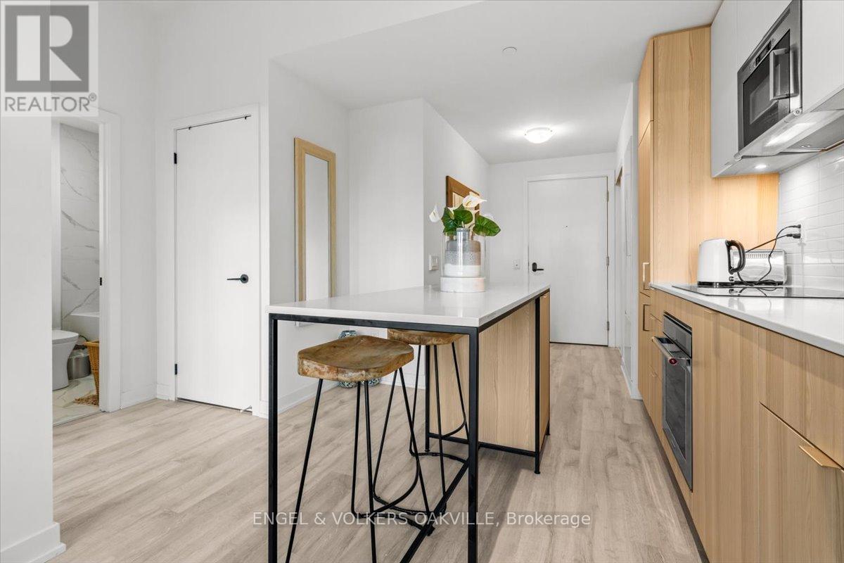 327 - 220 MISSINNIHE WAY, Mississauga, Ontario