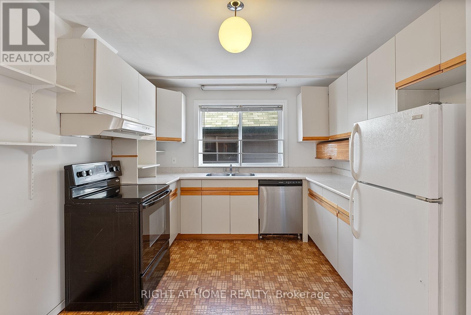 160 Varsity Road, Toronto, Ontario  M6S 4P3 - Photo 16 - W12660752