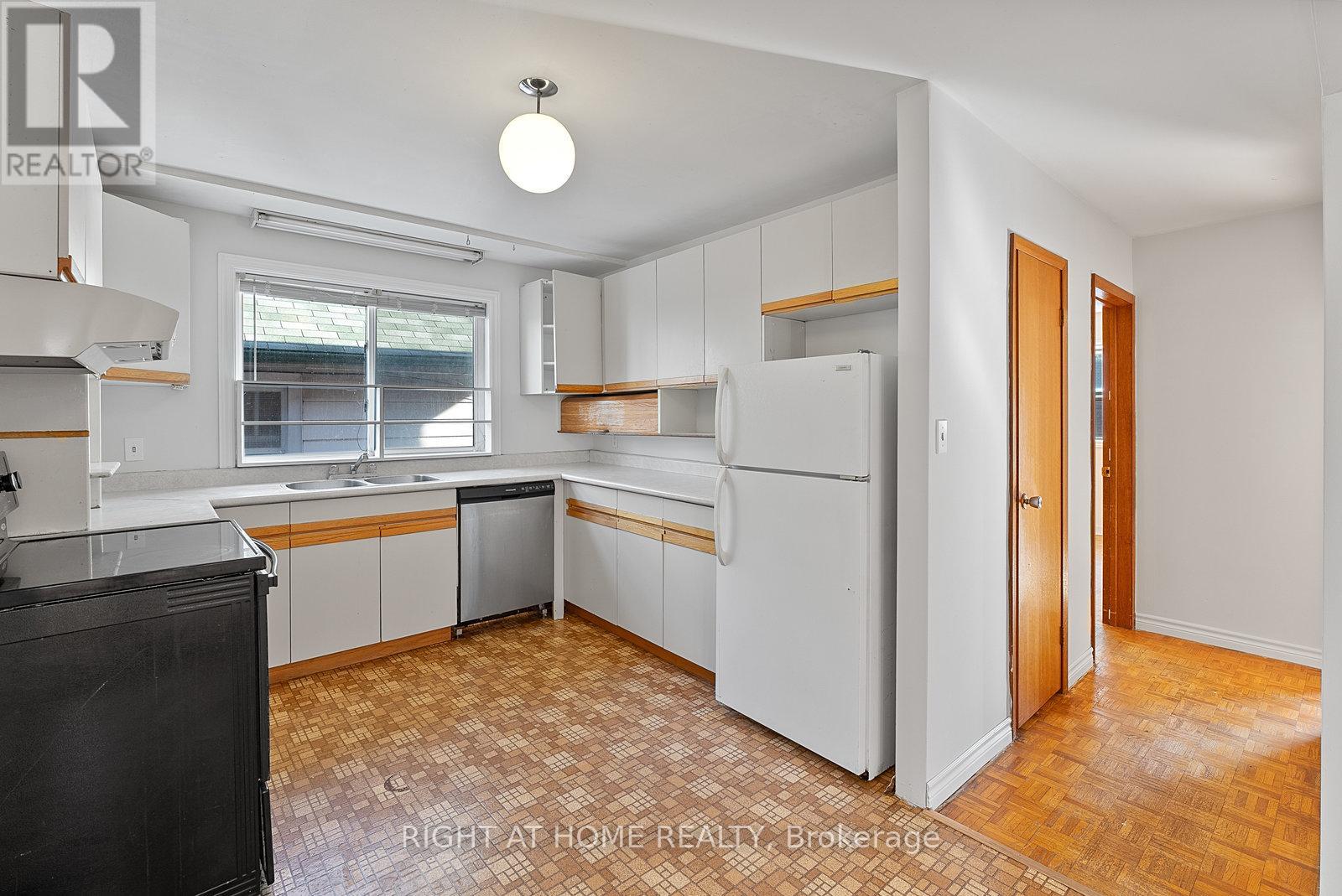 160 Varsity Road, Toronto, Ontario  M6S 4P3 - Photo 17 - W12660752