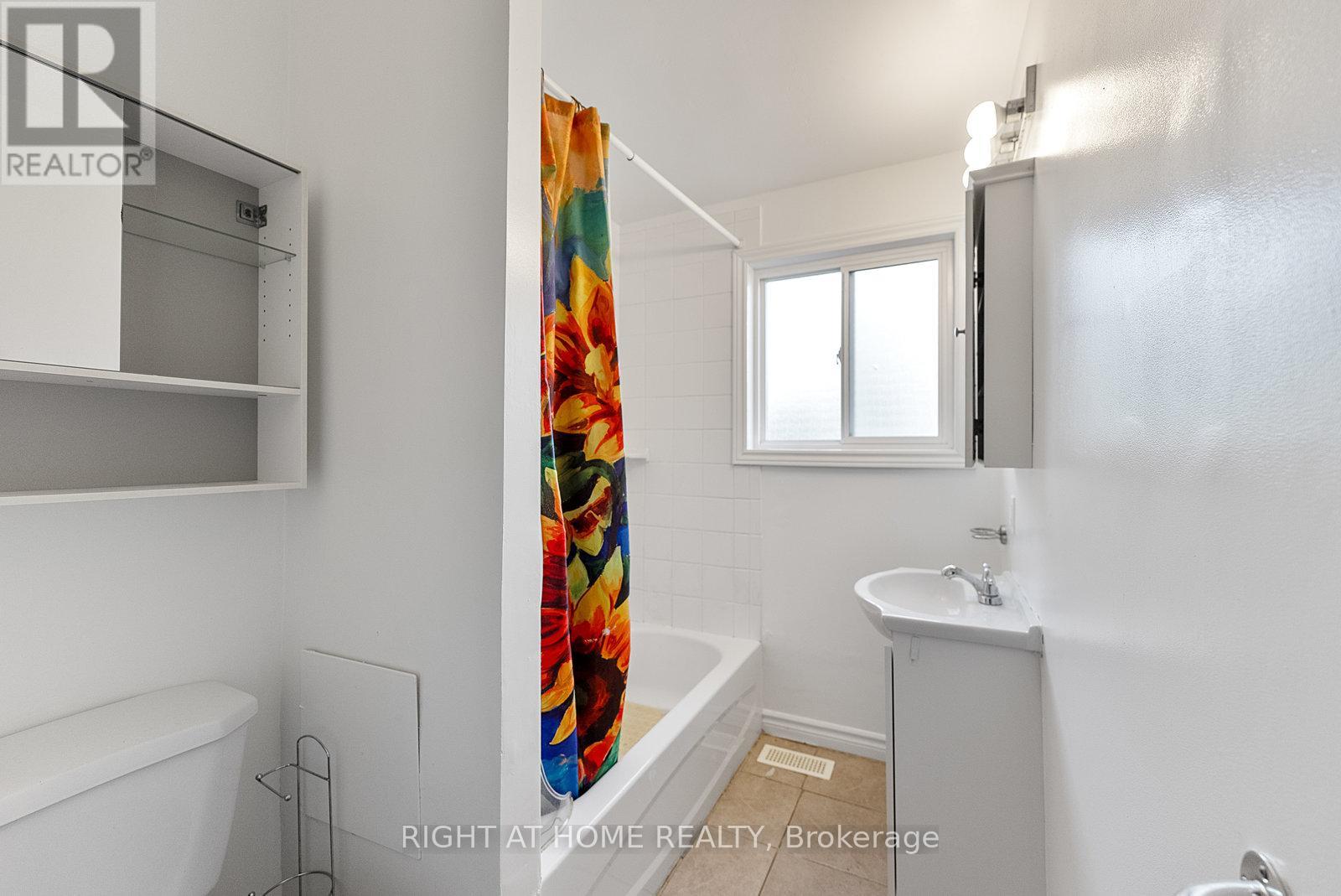 160 Varsity Road, Toronto, Ontario  M6S 4P3 - Photo 26 - W12660752