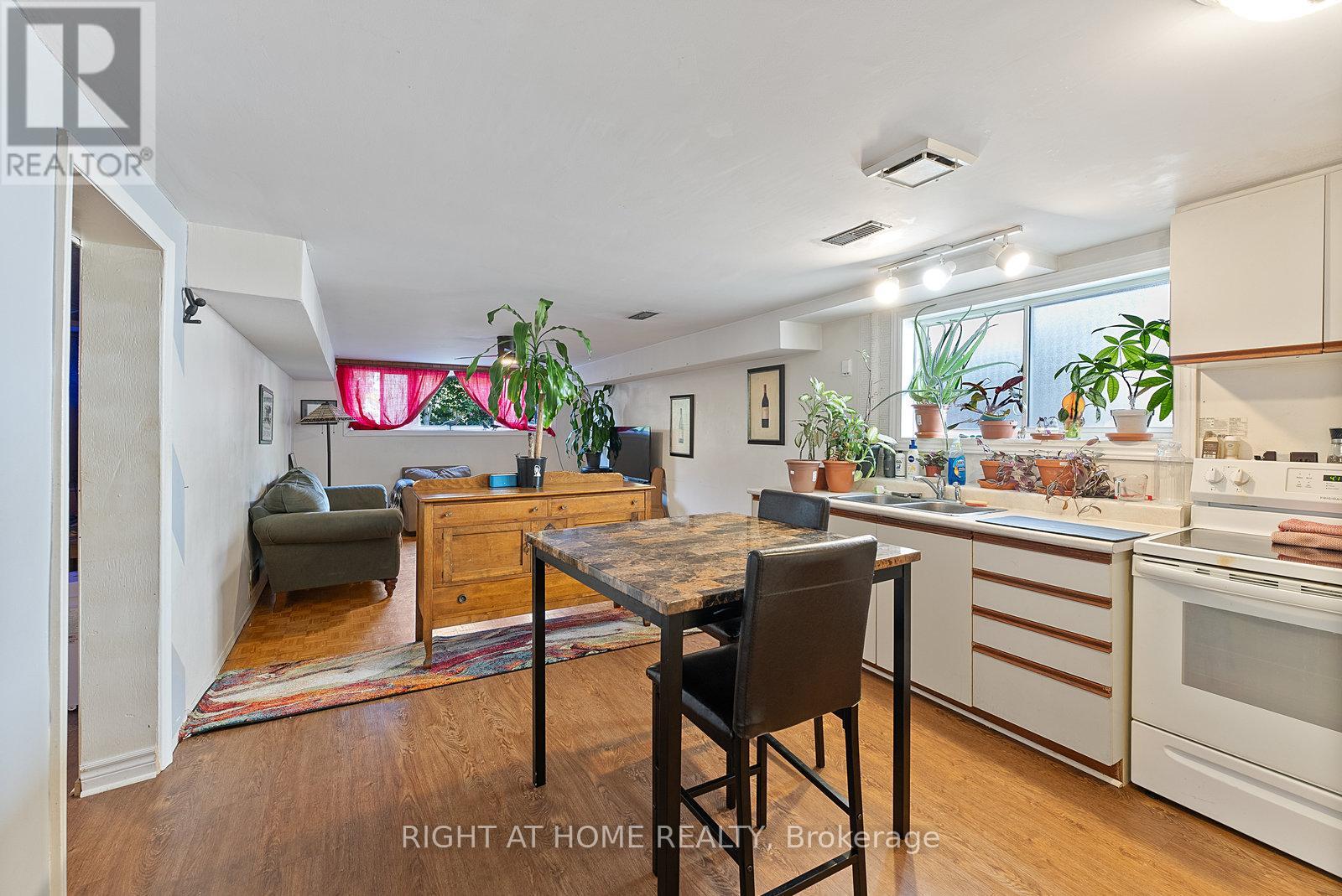 160 Varsity Road, Toronto, Ontario  M6S 4P3 - Photo 27 - W12660752