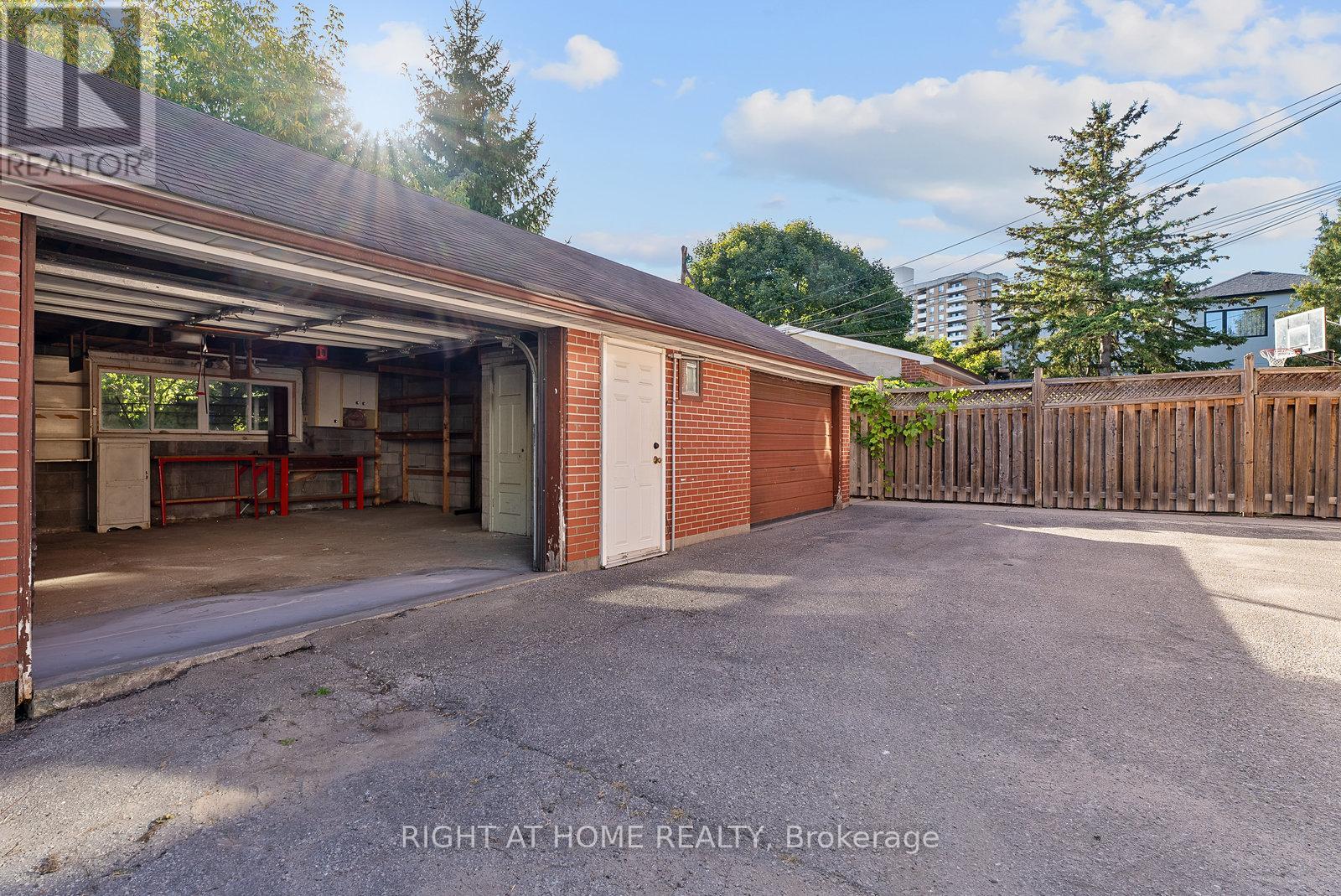 160 Varsity Road, Toronto, Ontario  M6S 4P3 - Photo 30 - W12660752