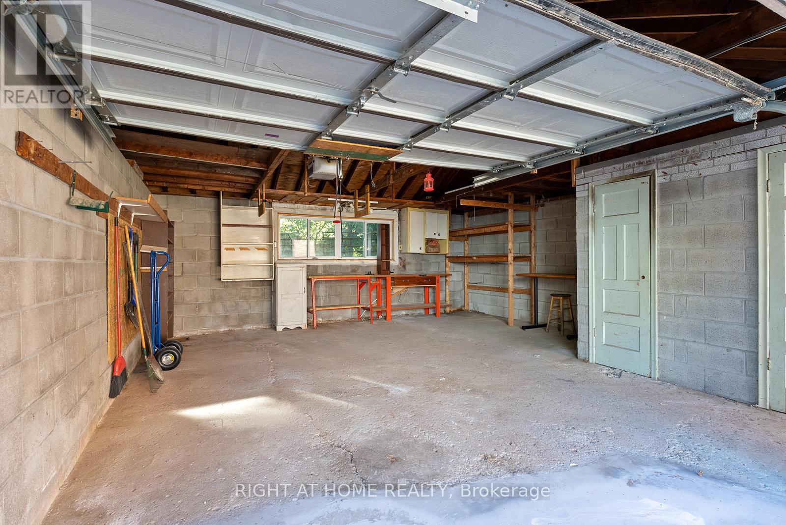 160 Varsity Road, Toronto, Ontario  M6S 4P3 - Photo 31 - W12660752