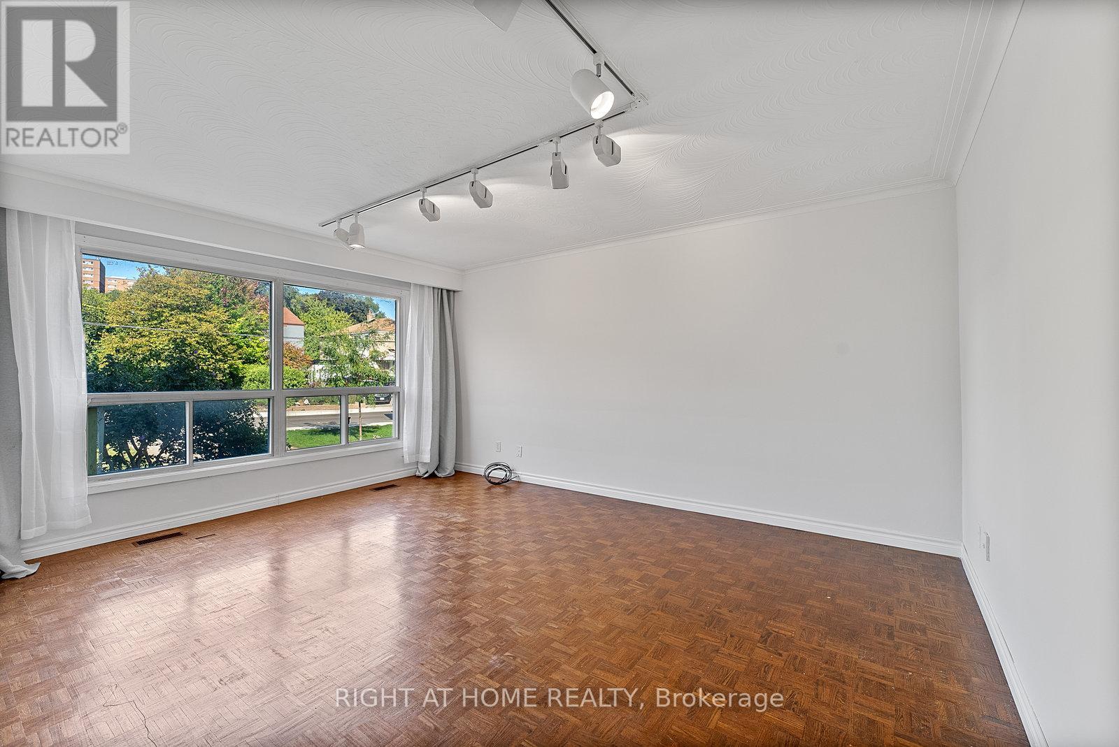 160 Varsity Road, Toronto, Ontario  M6S 4P3 - Photo 6 - W12660752