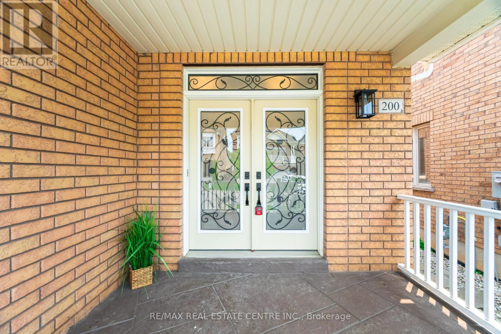 200 Weston Drive, Milton, Ontario  L9T 0V1 - Photo 4 - W12660850