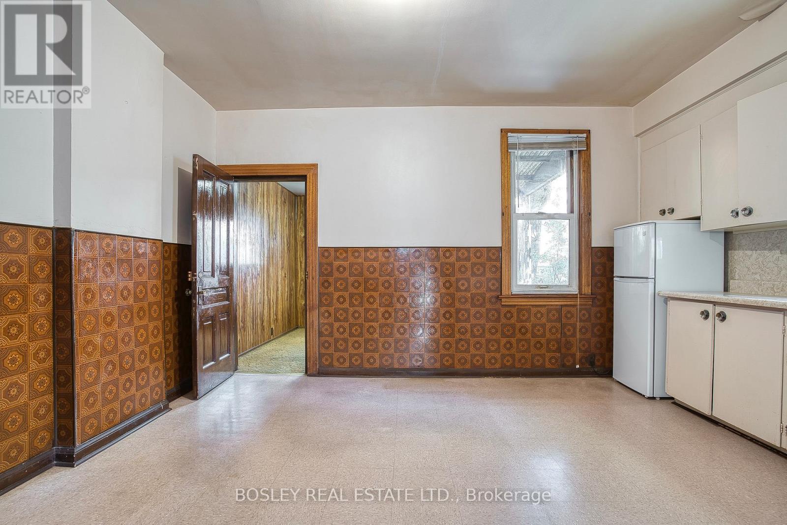 76 Pearson Avenue, Toronto, Ontario  M6R 1G5 - Photo 15 - W12660890