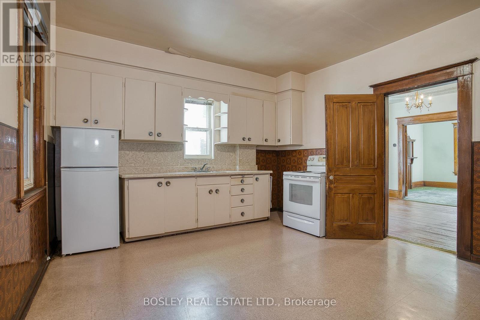 76 Pearson Avenue, Toronto, Ontario  M6R 1G5 - Photo 16 - W12660890