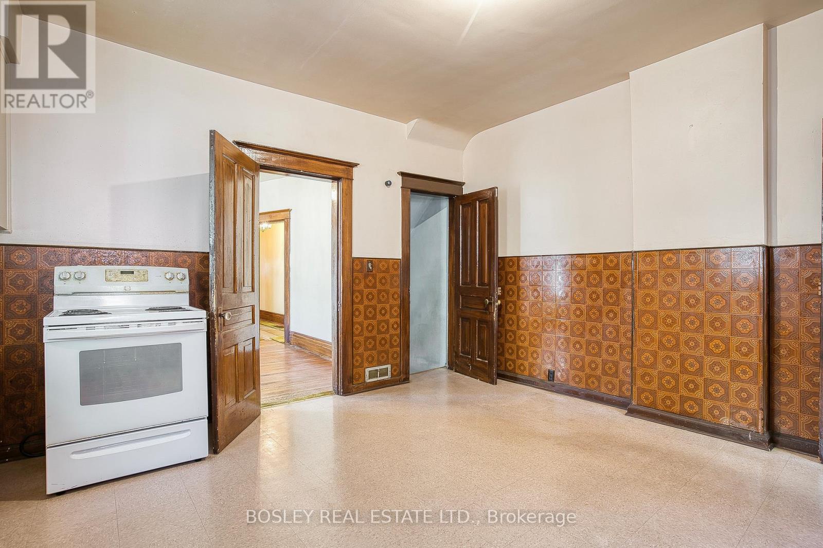 76 Pearson Avenue, Toronto, Ontario  M6R 1G5 - Photo 17 - W12660890