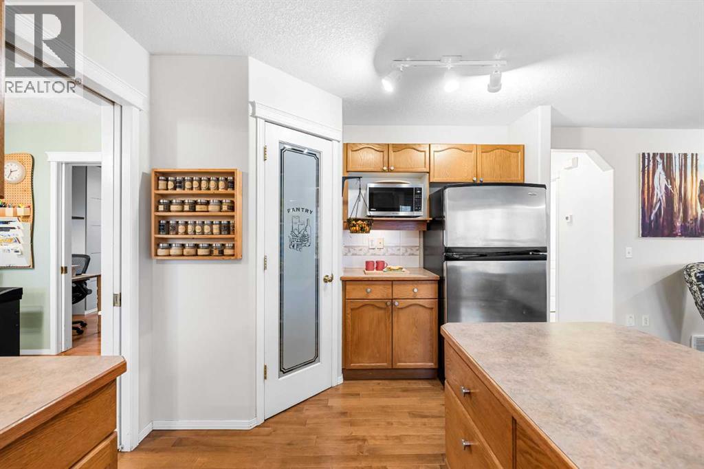 62 Canoe Circle Sw, Airdrie, Alberta  T4B 2L6 - Photo 6 - A2276684