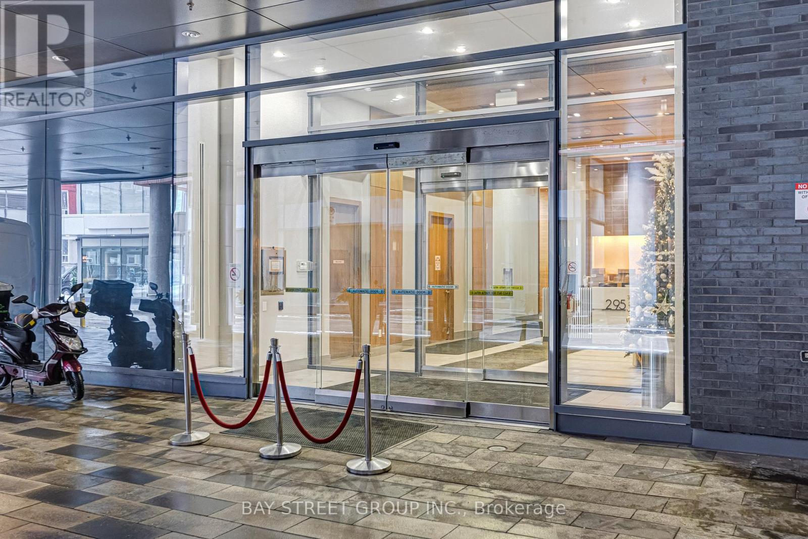 708 - 295 Adelaide Street W, Toronto, Ontario  M5V 0L4 - Photo 4 - C12661138