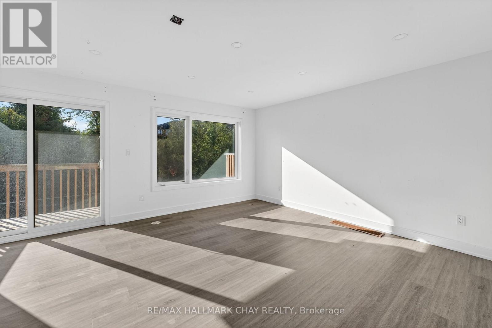 22 Blue Forest Crescent, Barrie, Ontario  L4N 0M2 - Photo 4 - S12660970