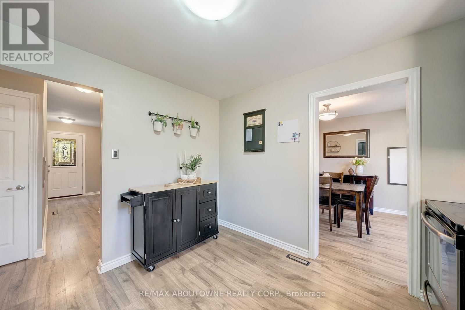 29 - 5475 Lakeshore Road, Burlington, Ontario  L7L 1E1 - Photo 4 - W12660994