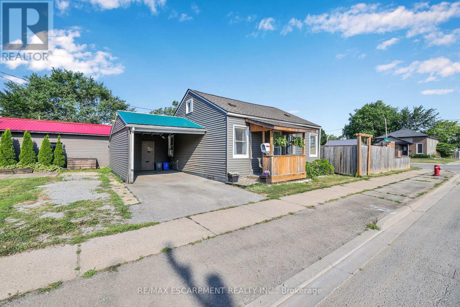 104 Southworth Street, Welland (Lincoln/crowland), Ontario  L3B 1Y8 - Photo 3 - X12661094