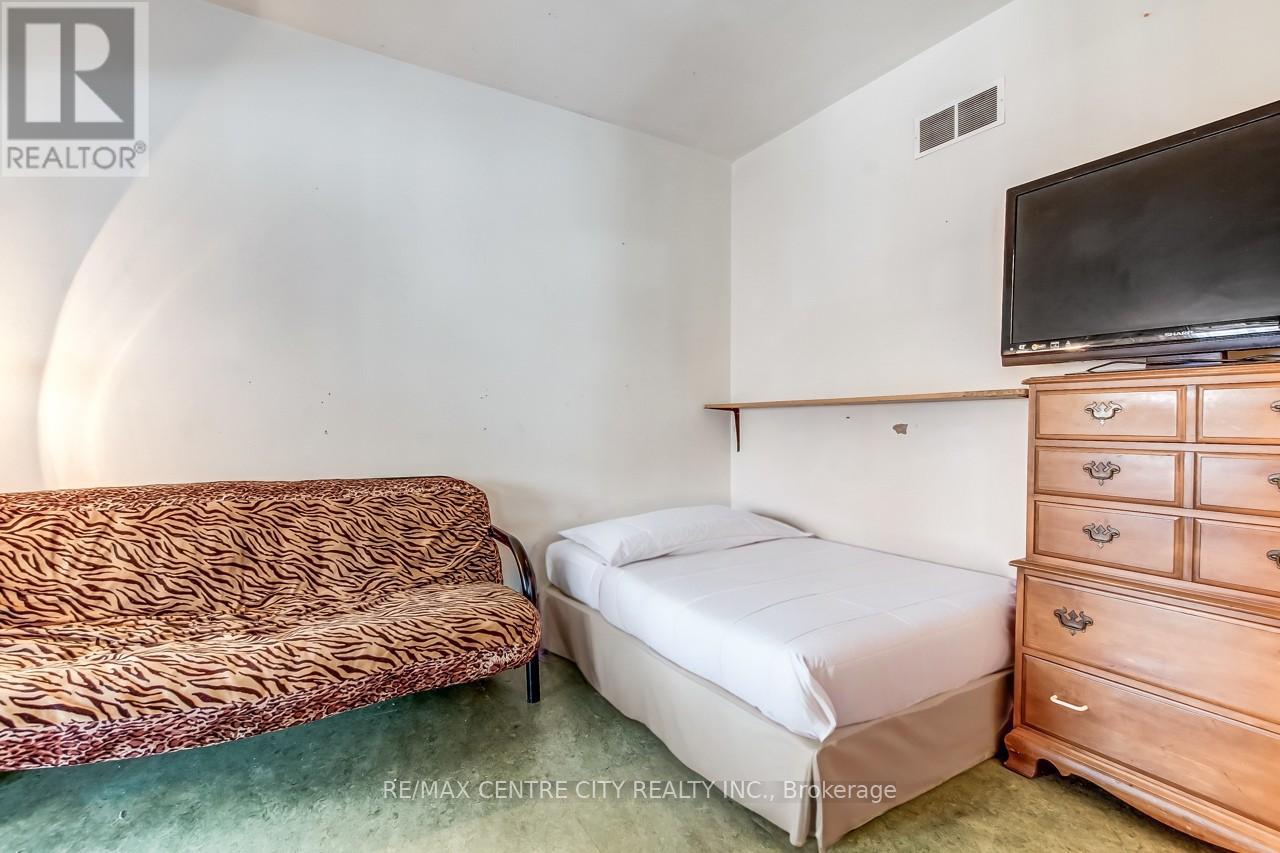 328 Erie Street, Central Elgin, Ontario  N5L 1E3 - Photo 10 - X12432834