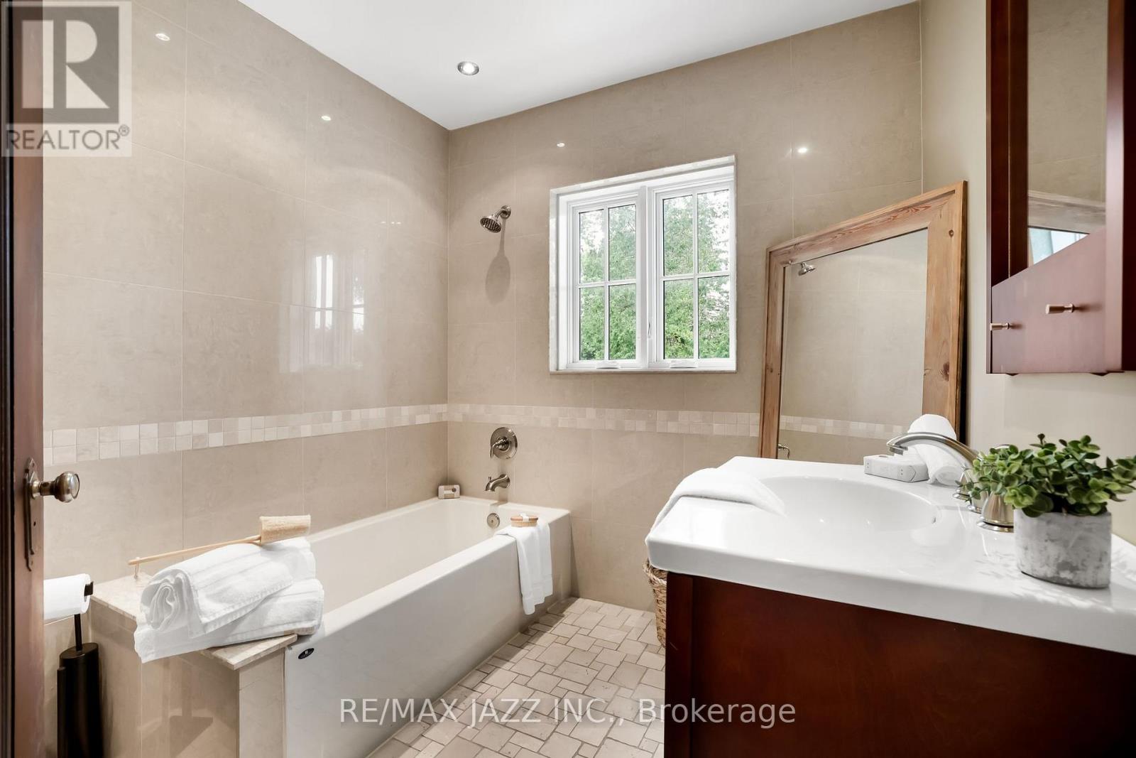 690 Bessborough Drive, Oshawa (Centennial), Ontario  L1G 4H2 - Photo 26 - E12661410