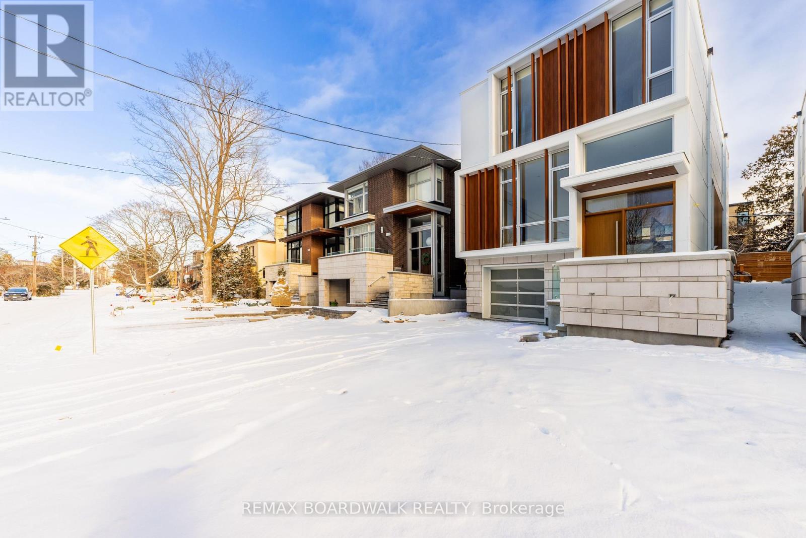 577 Melbourne Avenue, Ottawa, Ontario  K2A 1W7 - Photo 3 - X12661194