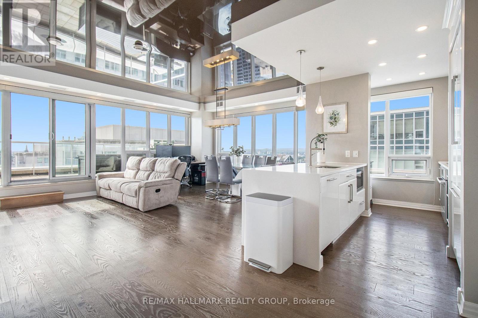 2706 - 195 Besserer Street, Ottawa, Ontario  K1N 7J6 - Photo 2 - X12661332