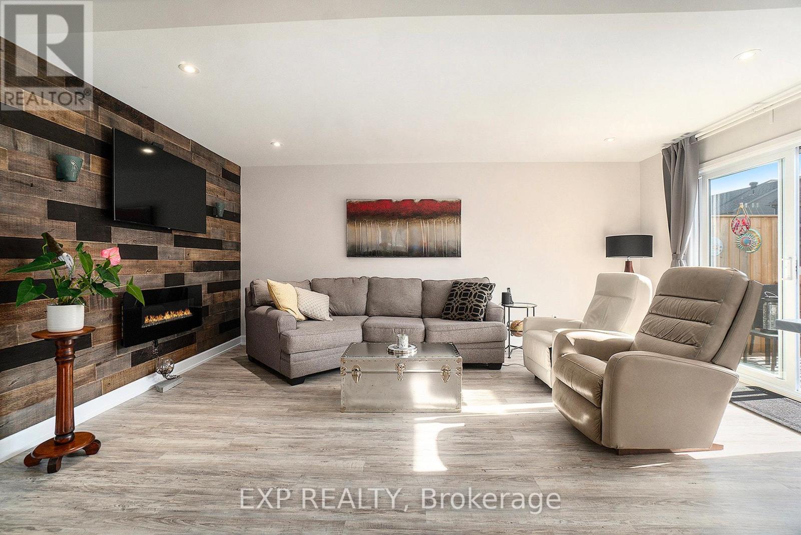 704 Azure Street, Russell, Ontario  K4R 1E5 - Photo 5 - X12661468