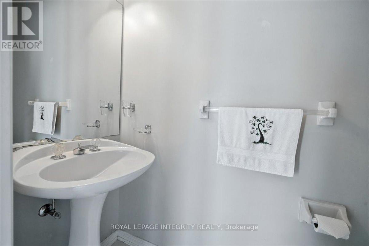 17 Columbus Avenue, Ottawa, Ontario  K1K 1R2 - Photo 6 - X12661494