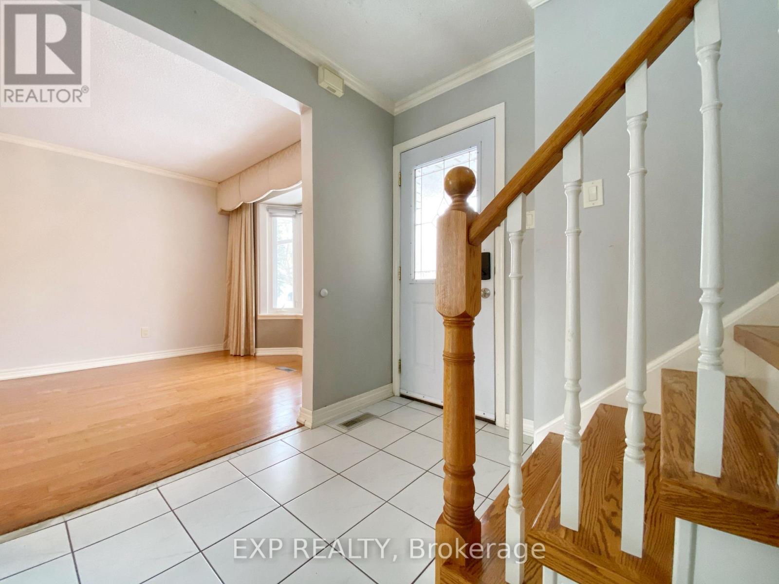 1 Teasdale Court, Aurora, Ontario  L4G 6C1 - Photo 3 - N12661314