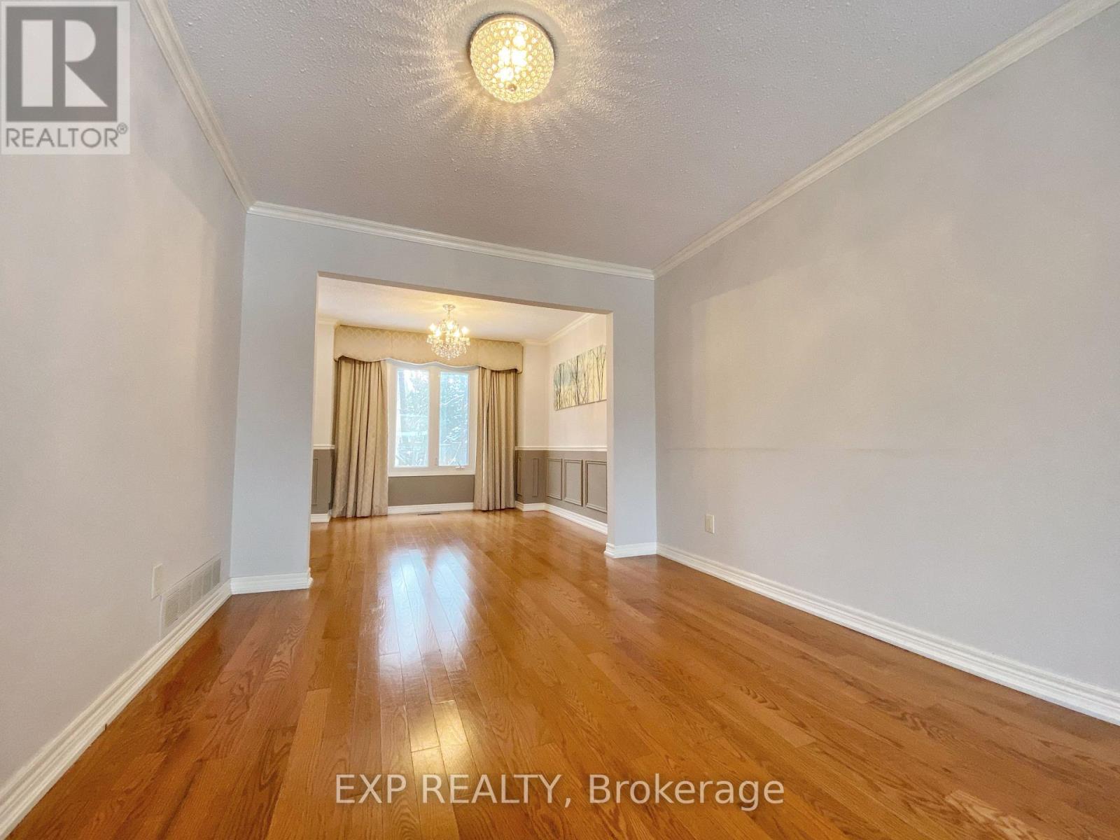 1 Teasdale Court, Aurora, Ontario  L4G 6C1 - Photo 4 - N12661314