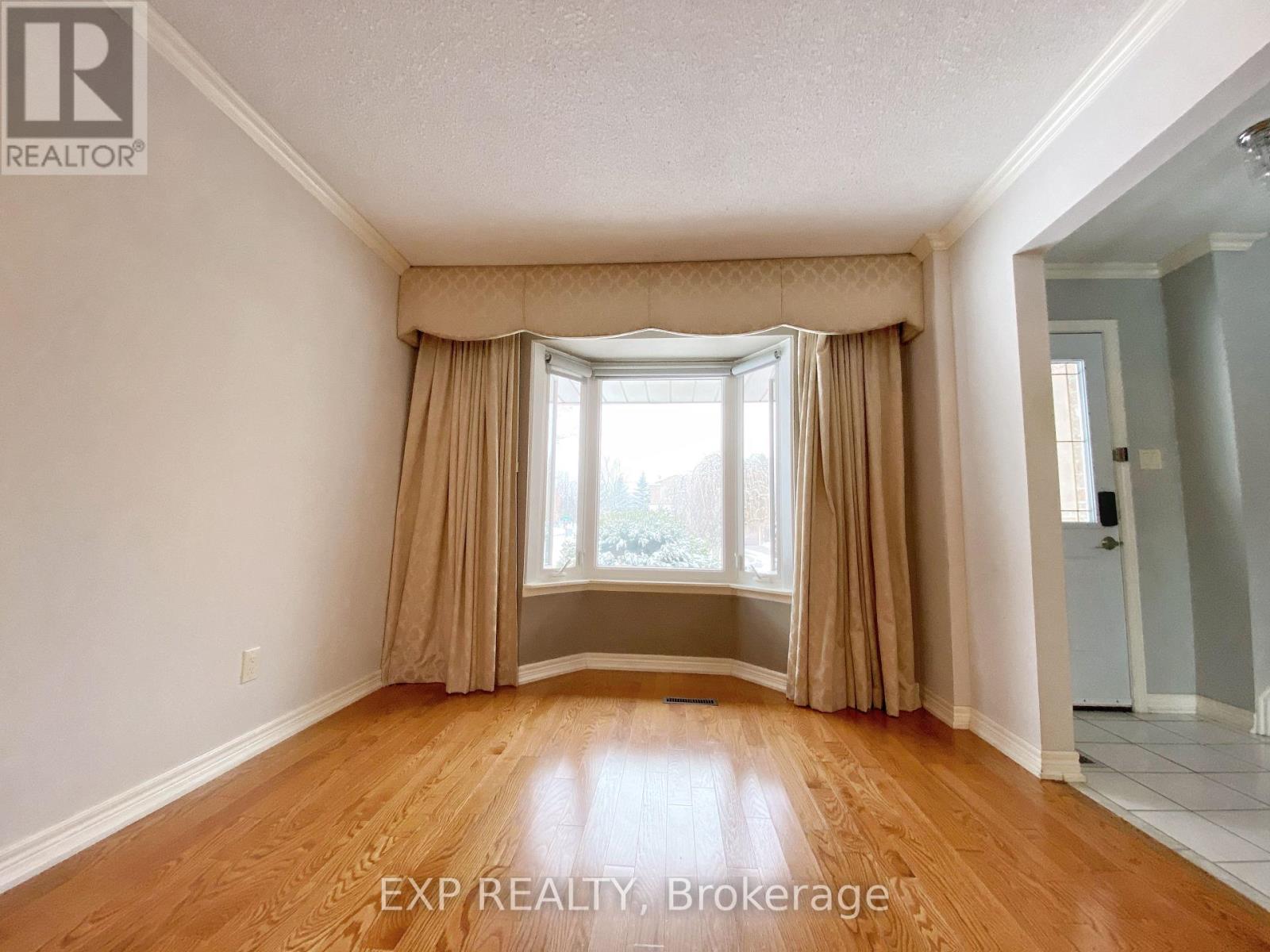 1 Teasdale Court, Aurora, Ontario  L4G 6C1 - Photo 5 - N12661314