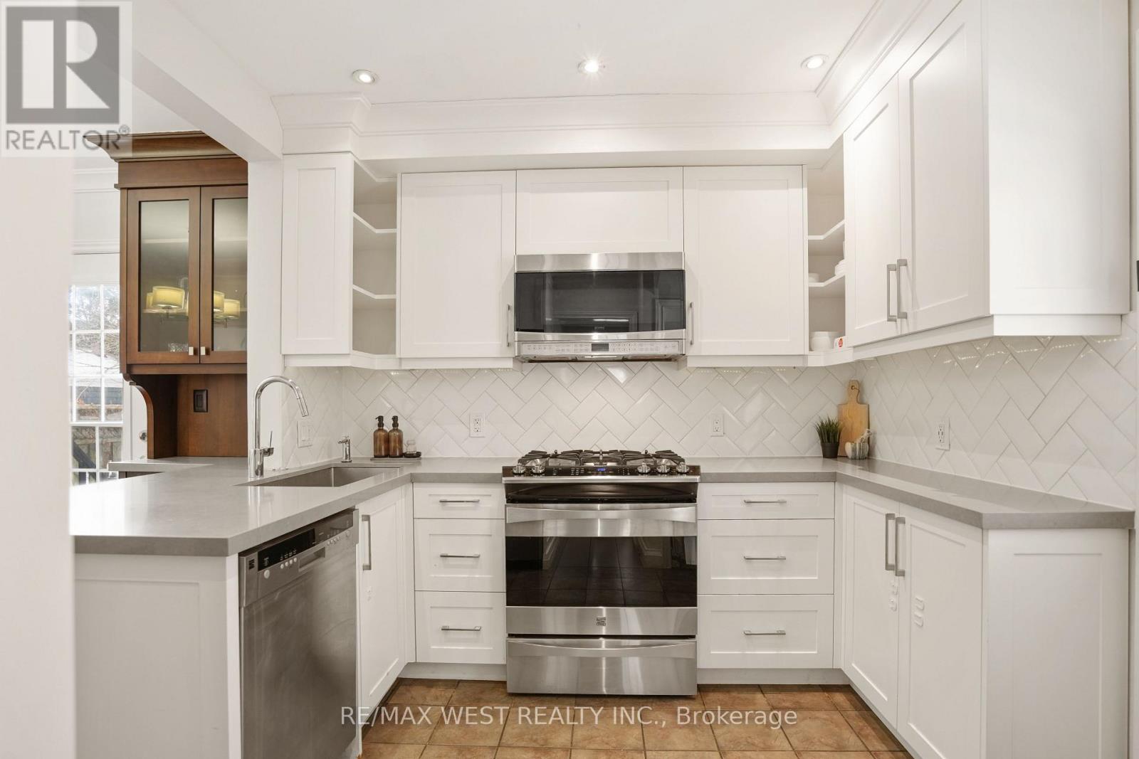 10 Allanbrooke Drive, Toronto, Ontario  M9A 3N8 - Photo 8 - W12661308