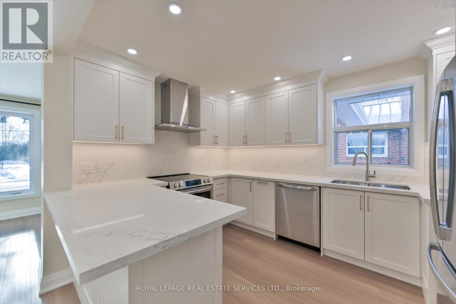 24 Wingrove Hill, Toronto, Ontario  M9B 2C6 - Photo 12 - W12661460