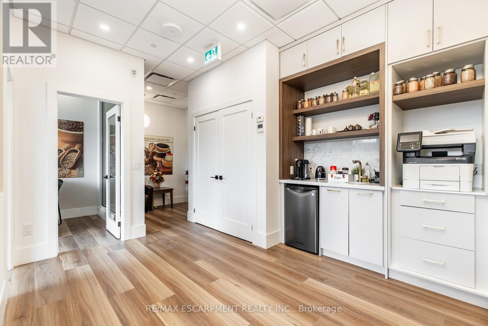 215 - 1670 North Service Road, Oakville, Ontario  L6H 7G3 - Photo 10 - W12661474