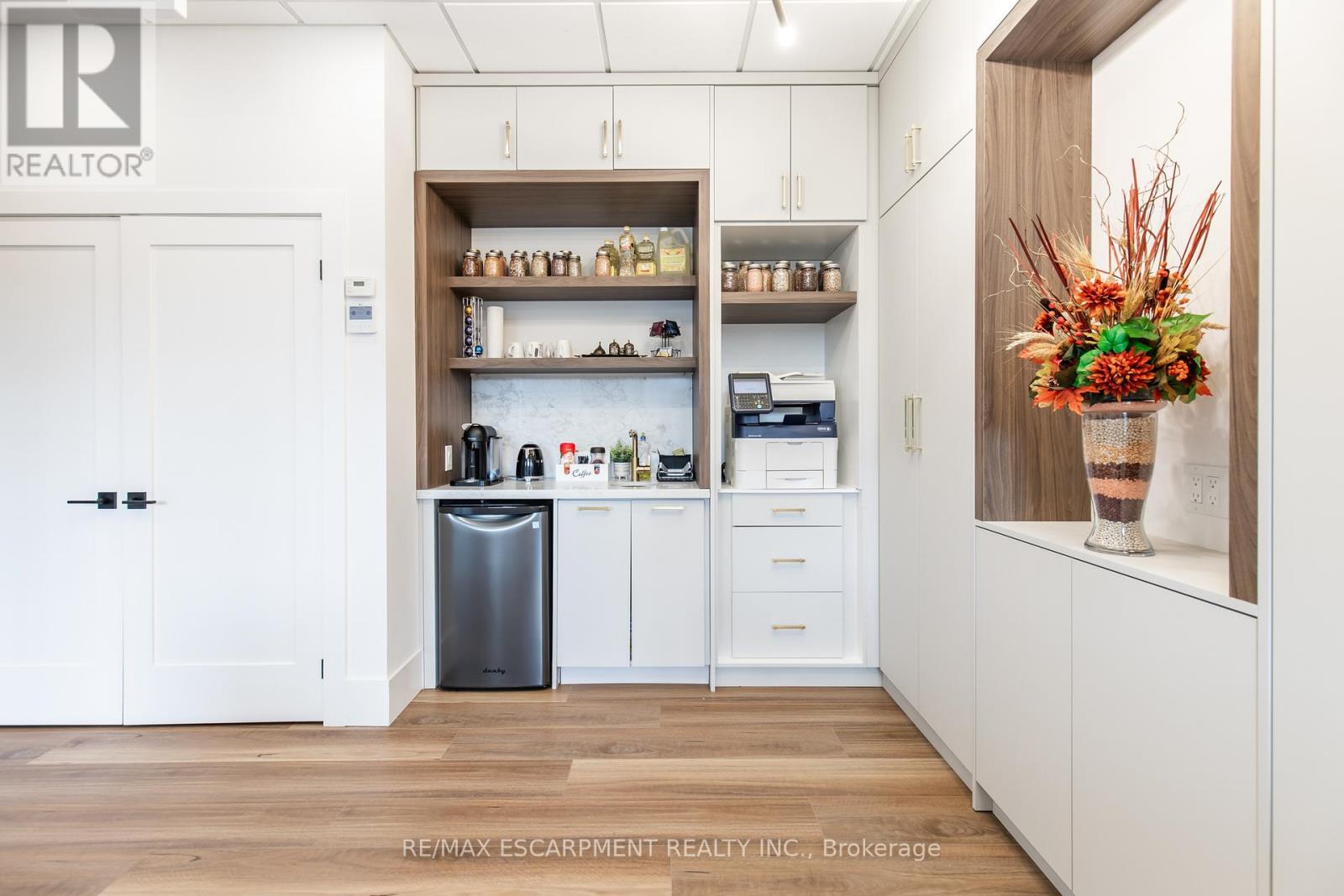 215 - 1670 North Service Road, Oakville, Ontario  L6H 7G3 - Photo 11 - W12661474