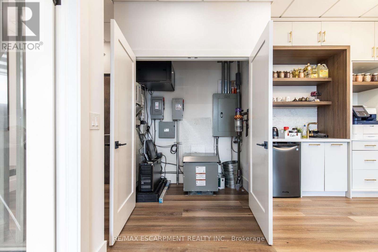 215 - 1670 North Service Road, Oakville, Ontario  L6H 7G3 - Photo 20 - W12661474