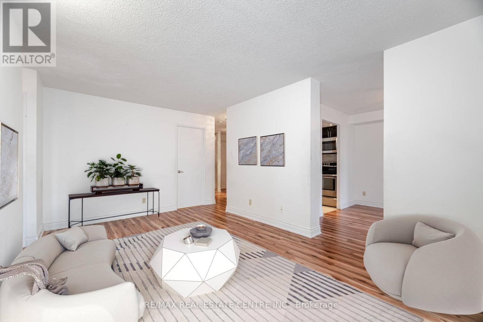 811 - 115 Hillcrest Avenue, Mississauga, Ontario  L5B 3Y9 - Photo 5 - W12661478