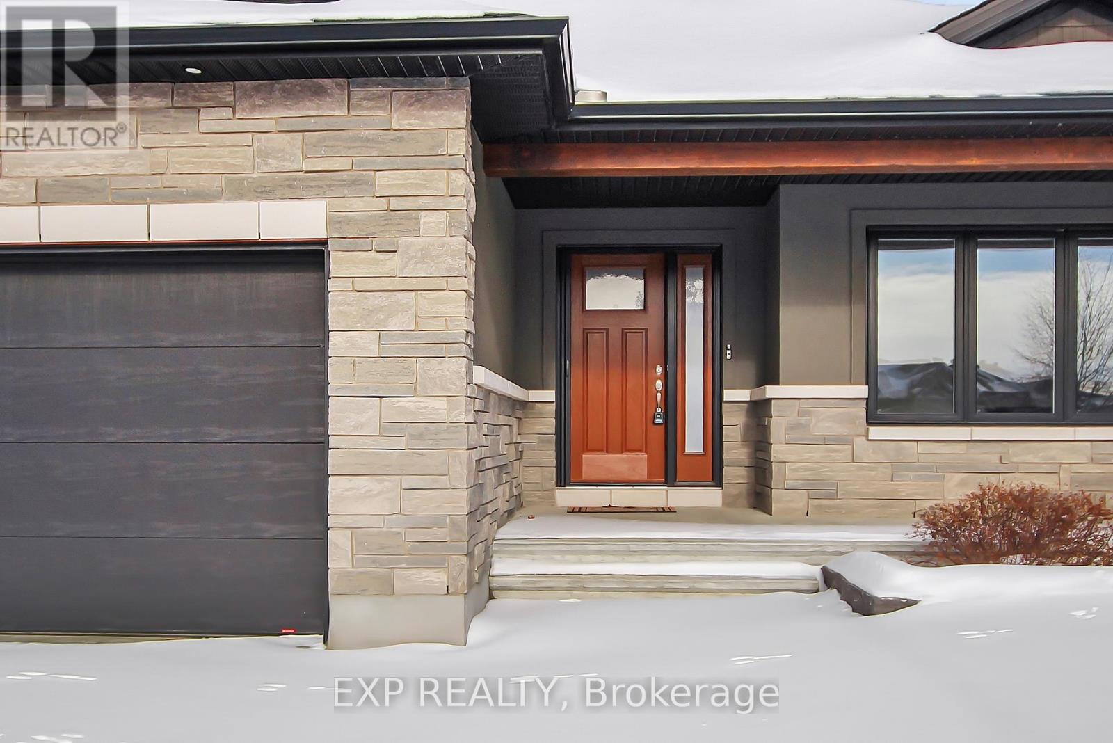 86 Horton Street, Mississippi Mills, Ontario  K0A 1A0 - Photo 4 - X12661704