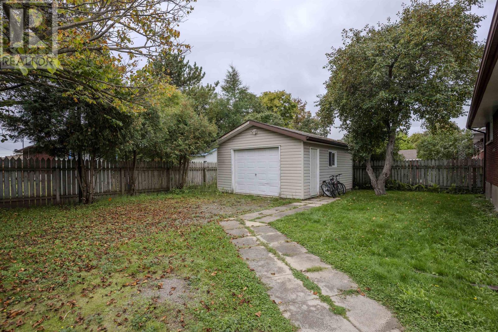 807 Superior Ave, Thunder  Bay, Ontario  P7A 6K3 - Photo 4 - TB253651