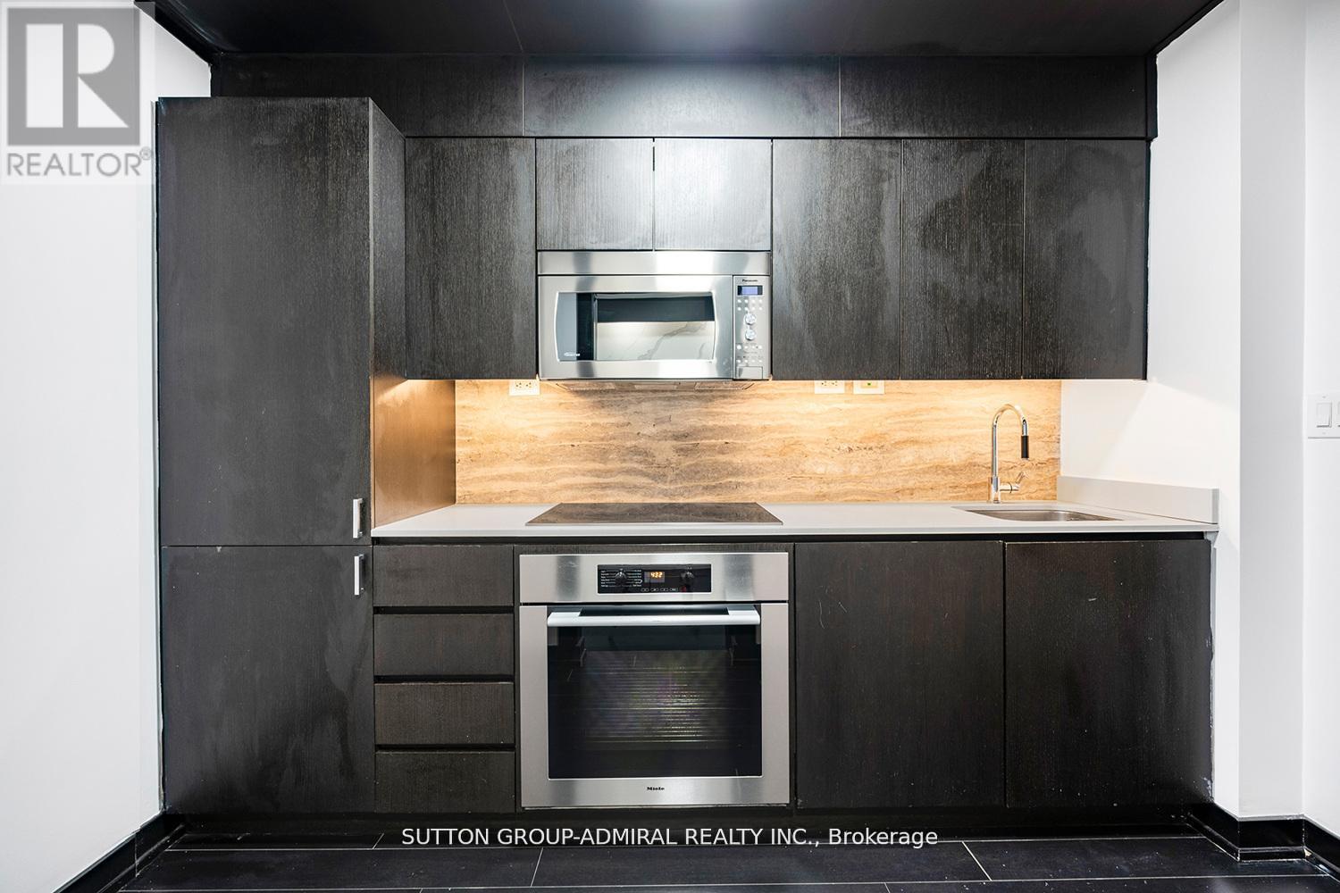 G20 - 18 Capreol Court, Toronto, Ontario  M5V 4A3 - Photo 6 - C12661700