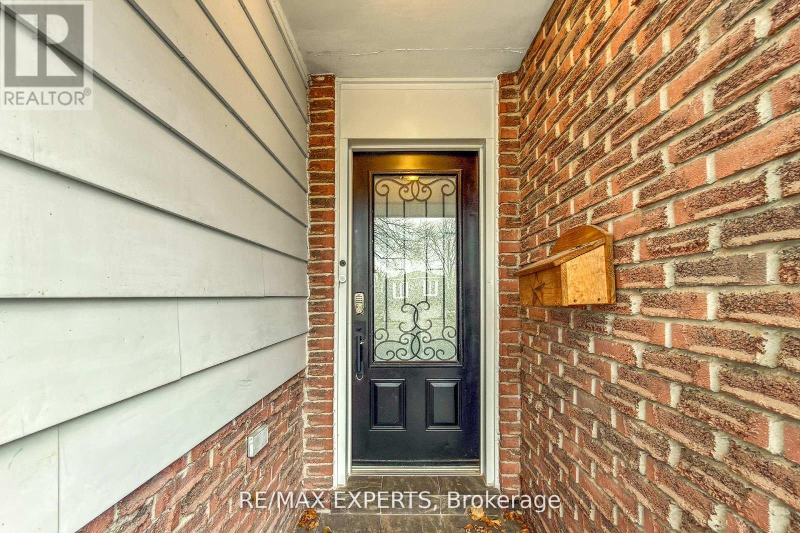 4323 Forsyth Boulevard, Burlington, Ontario  L7L 2M2 - Photo 2 - W12661566