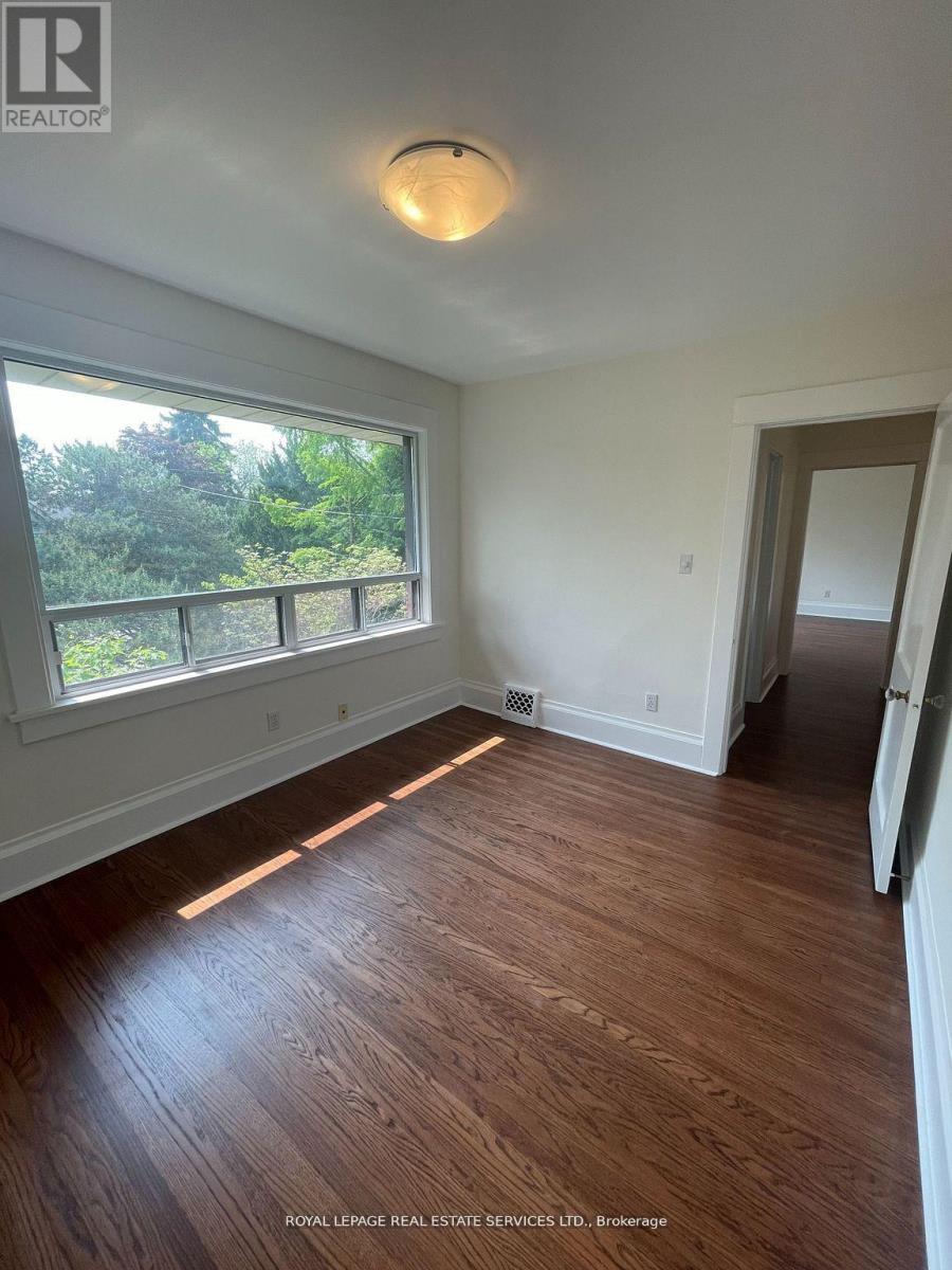 Upper - 239 Ellis Avenue, Toronto, Ontario  M6S 2X4 - Photo 10 - W12661716