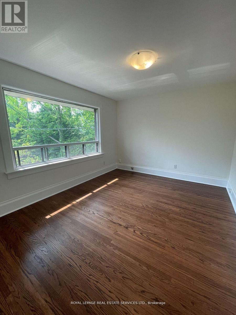 Upper - 239 Ellis Avenue, Toronto, Ontario  M6S 2X4 - Photo 11 - W12661716