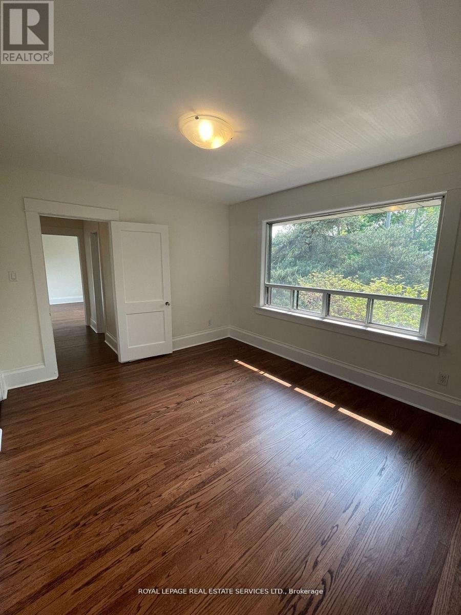 Upper - 239 Ellis Avenue, Toronto, Ontario  M6S 2X4 - Photo 12 - W12661716