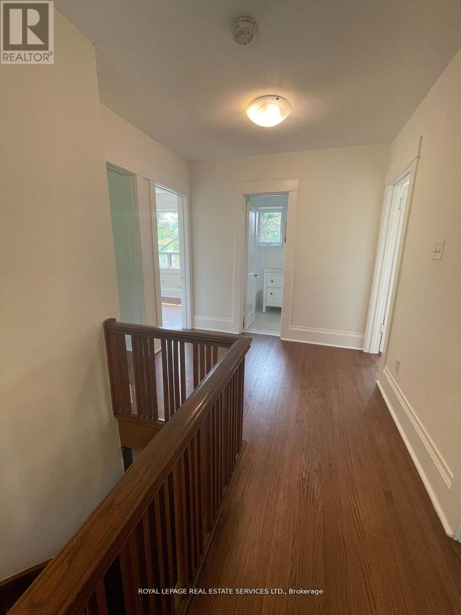 Upper - 239 Ellis Avenue, Toronto, Ontario  M6S 2X4 - Photo 15 - W12661716