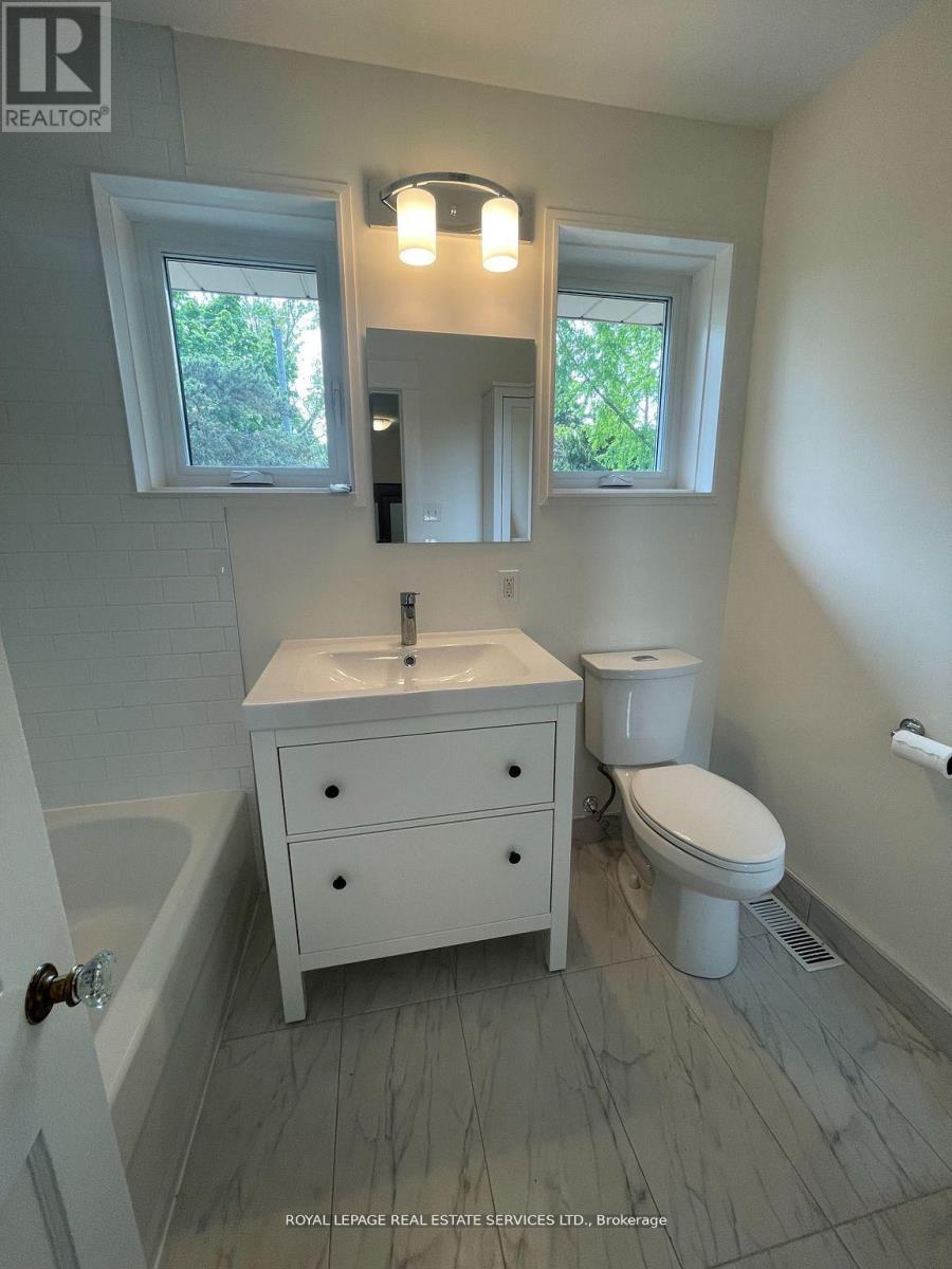 Upper - 239 Ellis Avenue, Toronto, Ontario  M6S 2X4 - Photo 16 - W12661716