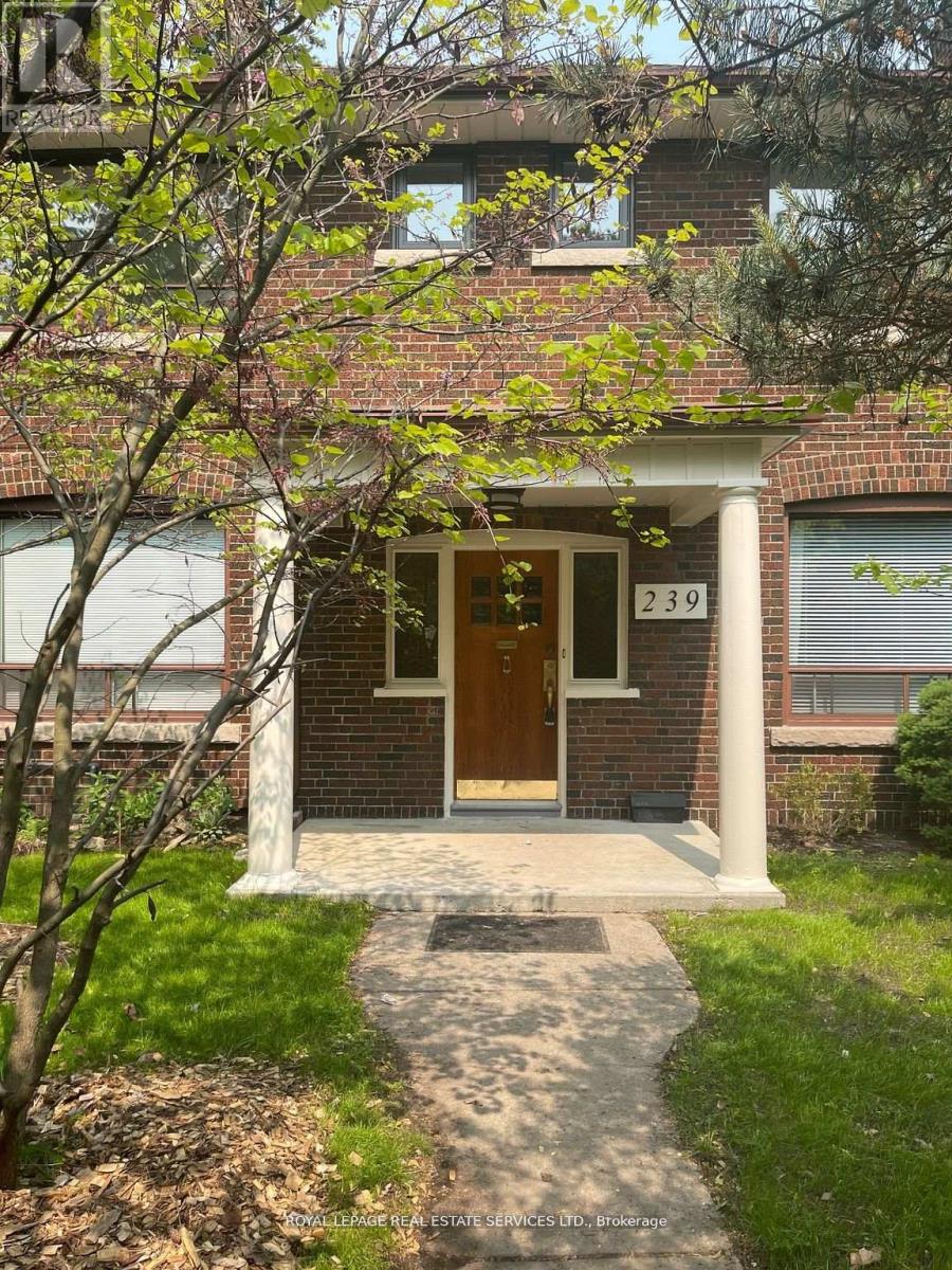 Upper - 239 Ellis Avenue, Toronto, Ontario  M6S 2X4 - Photo 3 - W12661716