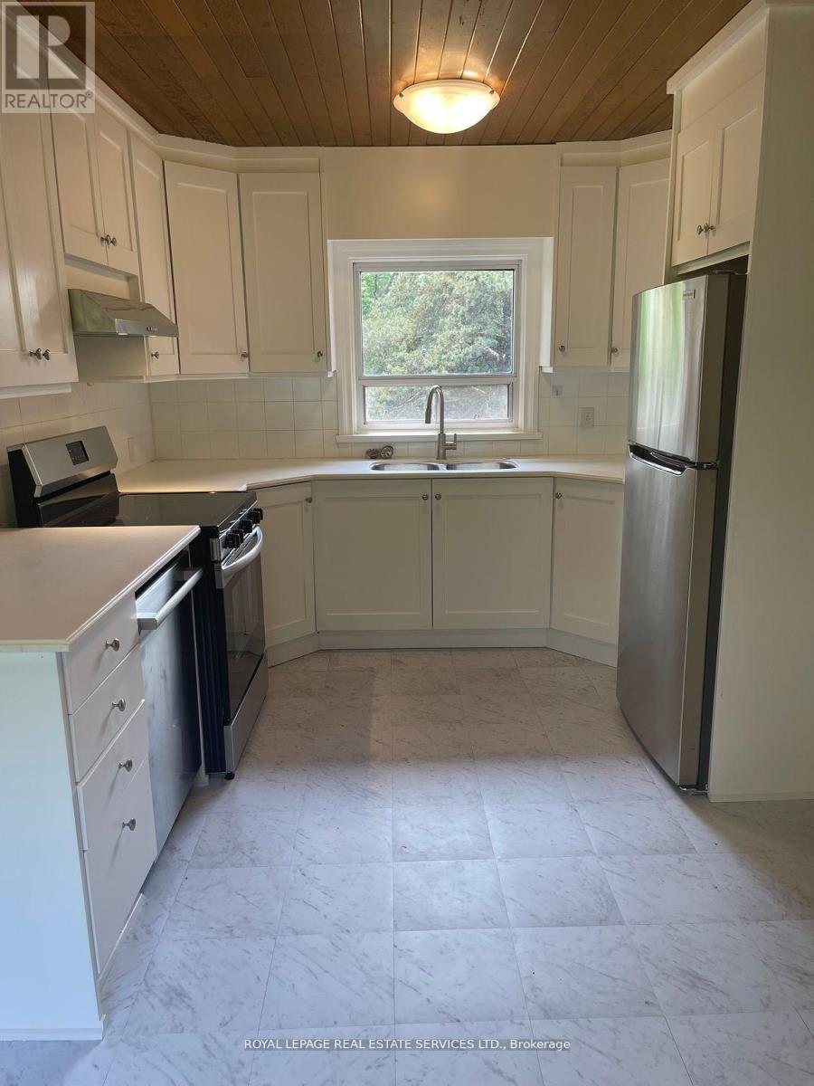 Upper - 239 Ellis Avenue, Toronto, Ontario  M6S 2X4 - Photo 4 - W12661716