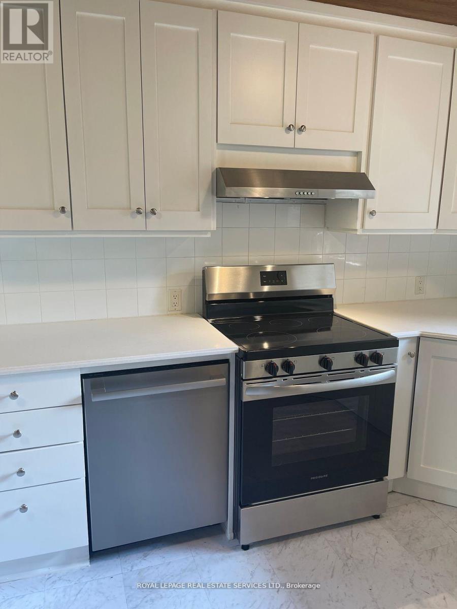 Upper - 239 Ellis Avenue, Toronto, Ontario  M6S 2X4 - Photo 5 - W12661716