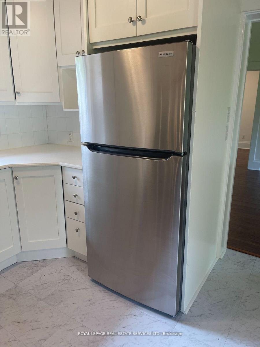 Upper - 239 Ellis Avenue, Toronto, Ontario  M6S 2X4 - Photo 6 - W12661716