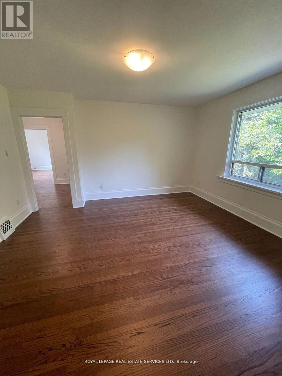 Upper - 239 Ellis Avenue, Toronto, Ontario  M6S 2X4 - Photo 8 - W12661716