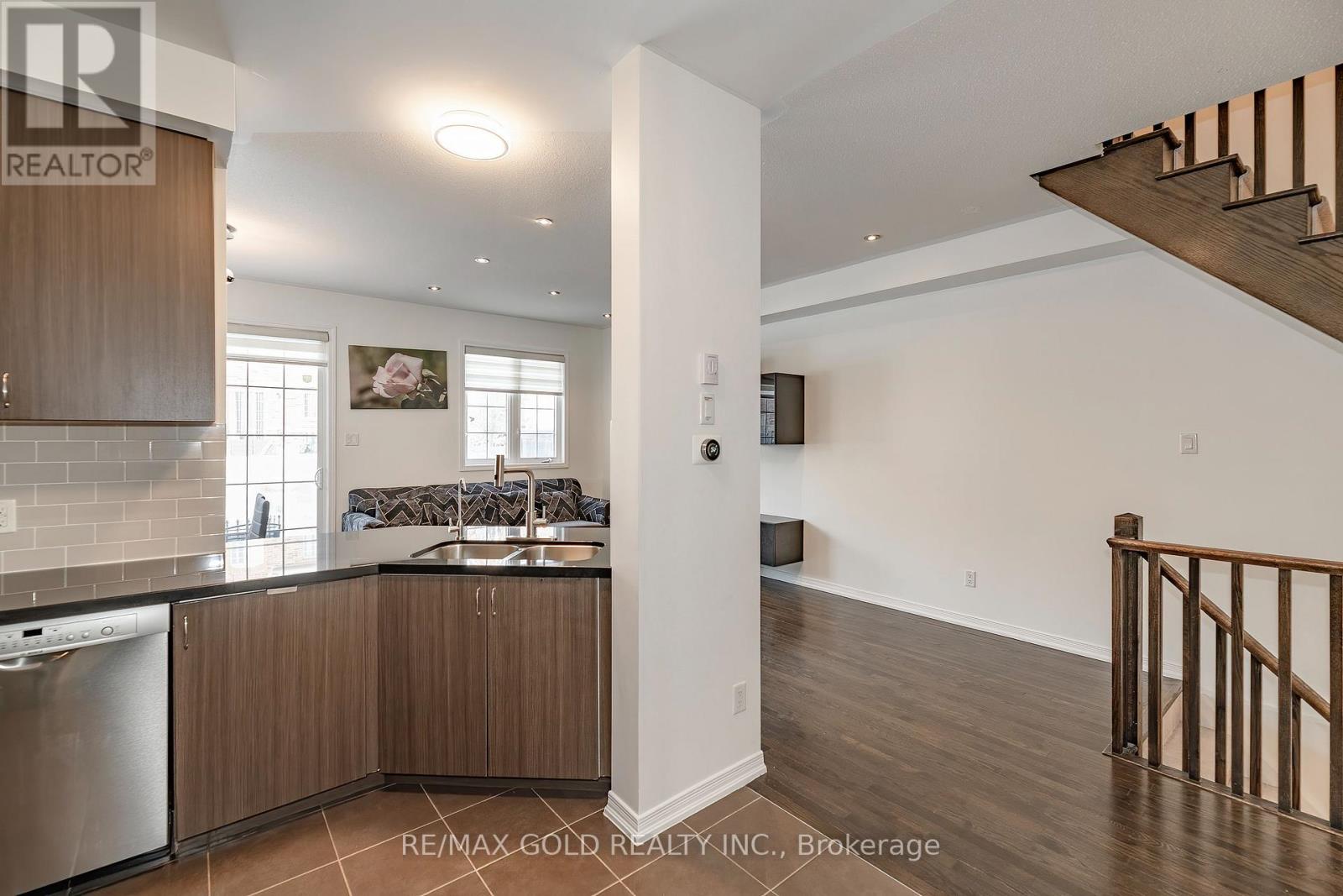 84 Honeyview Trail, Brampton, Ontario  L6P 4A4 - Photo 5 - W12661720