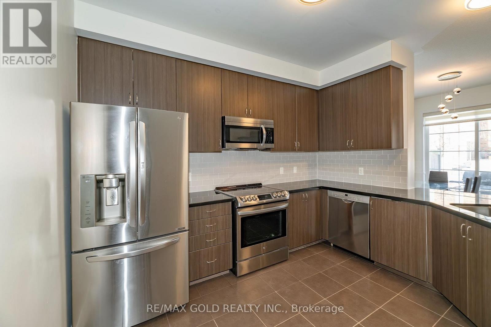 84 Honeyview Trail, Brampton, Ontario  L6P 4A4 - Photo 6 - W12661720