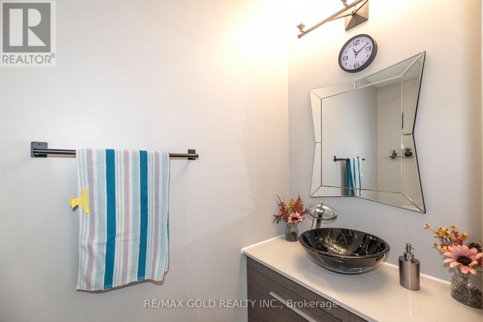 84 Honeyview Trail, Brampton, Ontario  L6P 4A4 - Photo 7 - W12661720